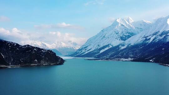 雪山湖泊蓝天航拍视频素材模板下载