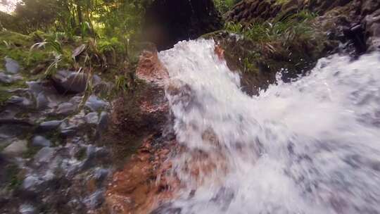 青山绿水山间小溪流淌水流特写升格