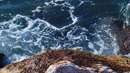 航拍大海 海浪 浪花  海浪拍打礁石