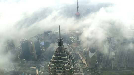云覆盖着上海的摩天大楼