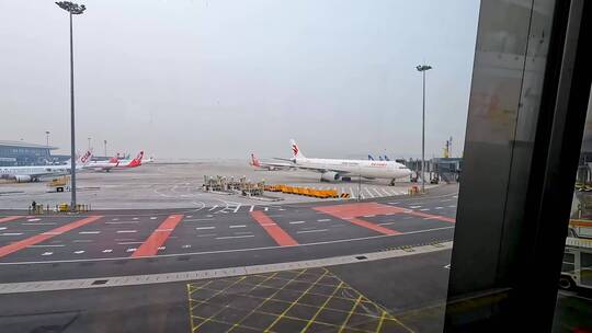 机场航站楼外停机坪上的飞机视频素材模板下载