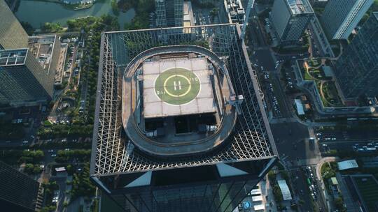 摩天大楼屋顶上的直升机停机坪