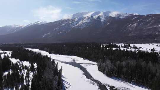 航拍新疆冬季喀纳斯河流晨雾雪山森林雪景