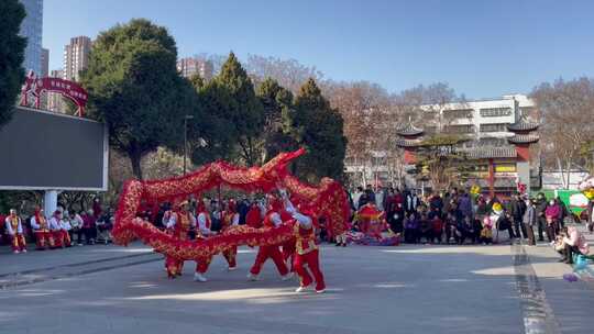 集市公园人群围观民间舞龙演绎表演1