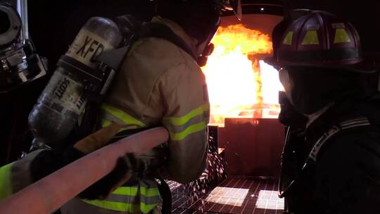 消防队员扑灭一架燃烧的飞机视频素材模板下载