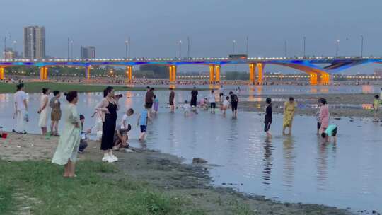 夜晚河流枯水期戏水游玩捞鱼的人群9