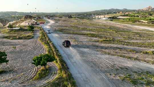 吉普车Safari在卡帕多西亚鸟瞰4 K土耳其格雷梅