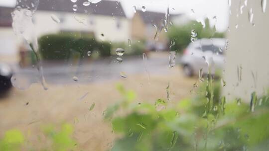 窗外下雨天窗上水珠