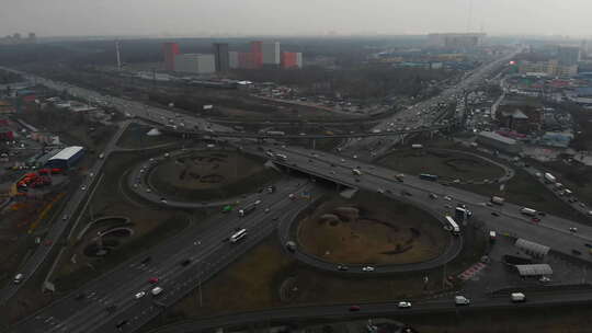 城市主要道路的俯视图。道路交叉口的俯视图