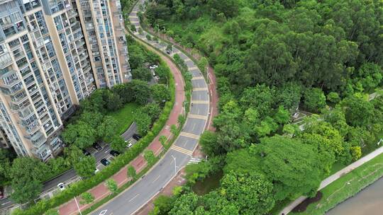 航拍招商澜园小区的弯曲道路广场沿河路