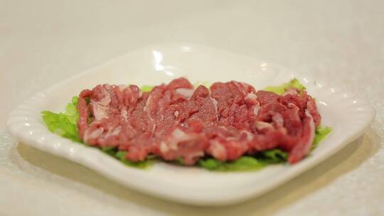 老北京涮羊肉片手切羊肉服务员上菜