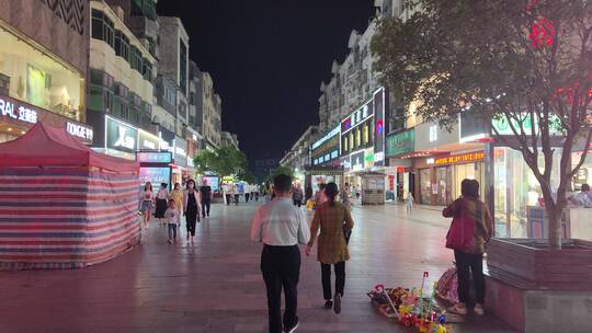 城市夜晚街景人流房屋商铺灯火通明