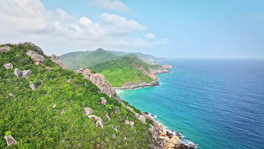 平流雾下的陡峭山悬崖和海岸线