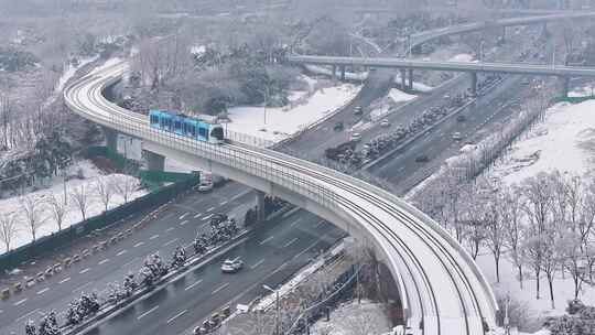 光谷有轨电车雪景