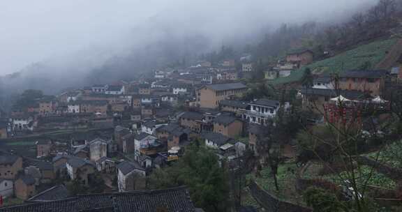 安徽阳产土楼山村云雾缭绕远景