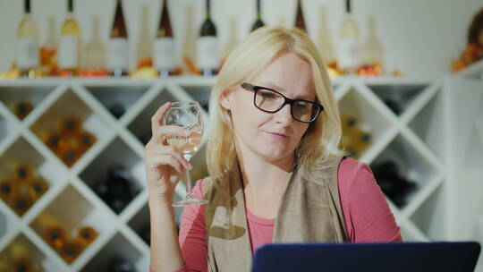 酿酒厂品酒的女人视频素材模板下载