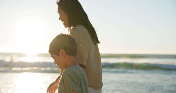 爱，沙滩或日落时与母亲和儿子一起在海边的