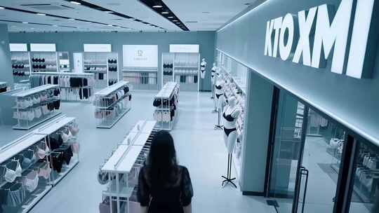 商场女性内衣用品专卖店空镜