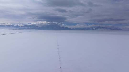 冬季新疆天山阿勒泰安集海雪山公路雪原云朵