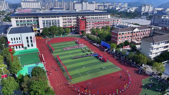 学校操场学生列队活动航拍