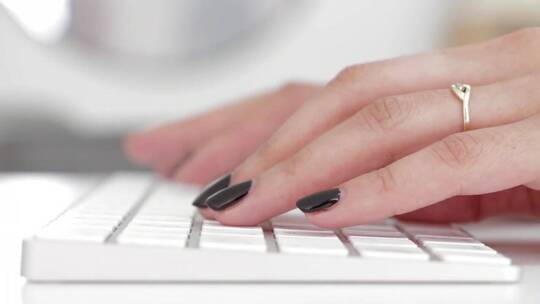 女人笔记本键盘打字