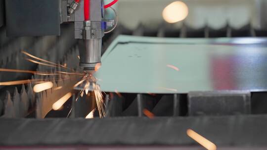 工厂里的激光切割机在切割钢板