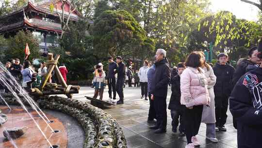四川都江堰景区游玩的游客人群综合镜头