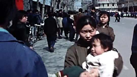 1976年上海街头街景糕点小吃面包油条