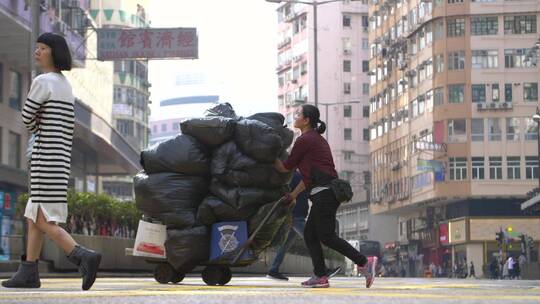 推手推车的女人视频素材模板下载