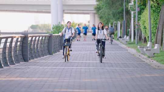 放学后在公园骑自行车回家的学生