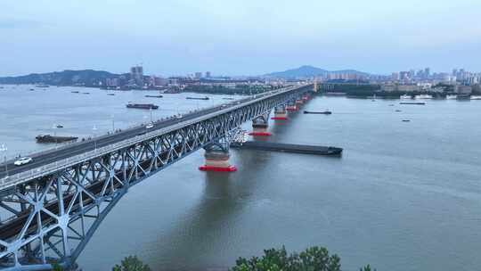南京长江大桥和桥上车流的航拍风光