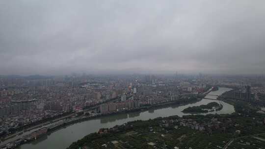 阴雨天的河流航拍