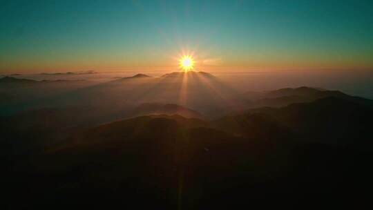 山峦间日出云海景观