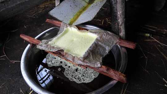 慢镜头实拍古法榨油百年油坊茶油茶籽油加工