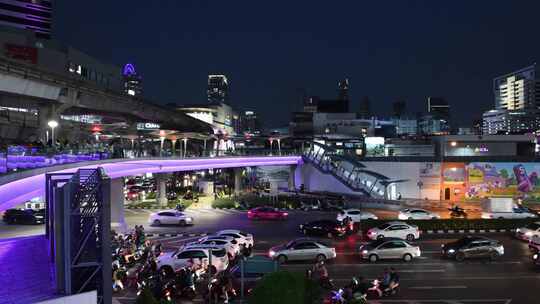 东南亚泰国曼谷网红天桥拥挤的车流和人流