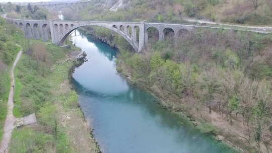 斯洛文尼亚Isonzo（Soca）河上方Solkan桥的鸟瞰图