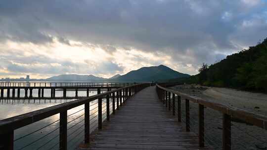 海南陵水早晨海上日出朝霞倒影风光