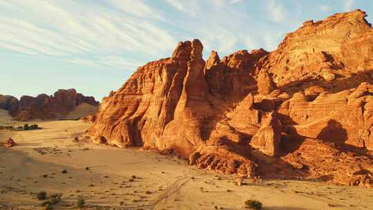 沙特阿拉伯乌拉沙漠中的岩山形成——日落时