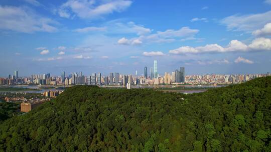 航拍飞过岳麓山看美丽长沙市中心