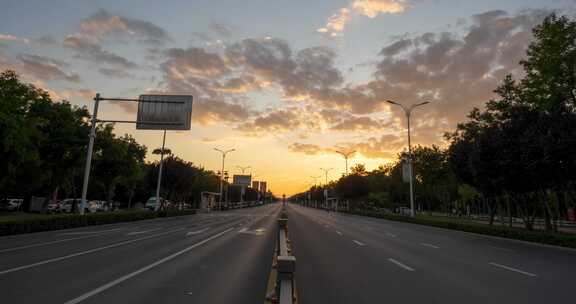 吴忠日落时分的宽阔城市道路全景