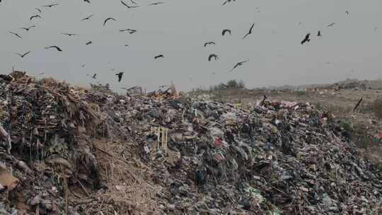 露天垃圾填埋场垃圾堆积环境污染与全球变暖