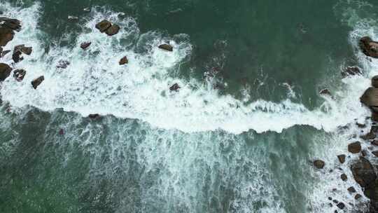 沿海海浪拍打礁石水花航拍俯拍