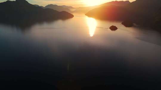 日落时温哥华北部海洋景观鸟瞰图
