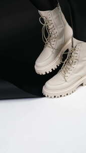 乳白色拖拉机靴与鞋带示范。