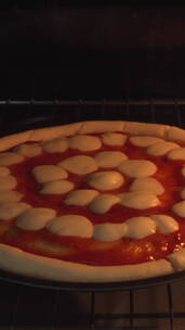 HD竖屏延时摄影烤箱里的披萨