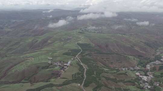 青海平安洪水泉村庄山路田地云海航拍视频