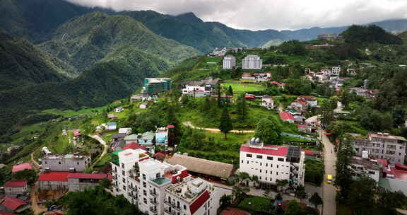 越南萨帕山村酒店建筑鸟瞰图。