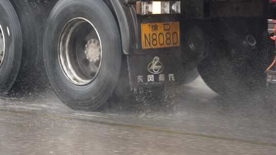 雨天货车卡车道路运输车辆轮胎特写升格