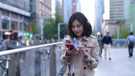 城市女青年街头看手机美女逛街刷手机