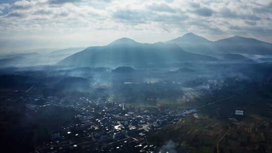 【延时】丁达尔光下的乡村大地视频素材模板下载